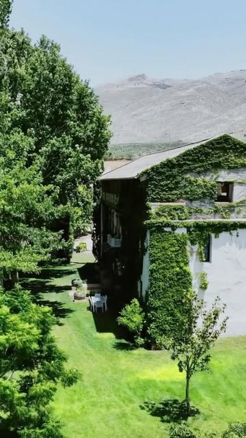 La casa del cortijo con la sierra al fondo